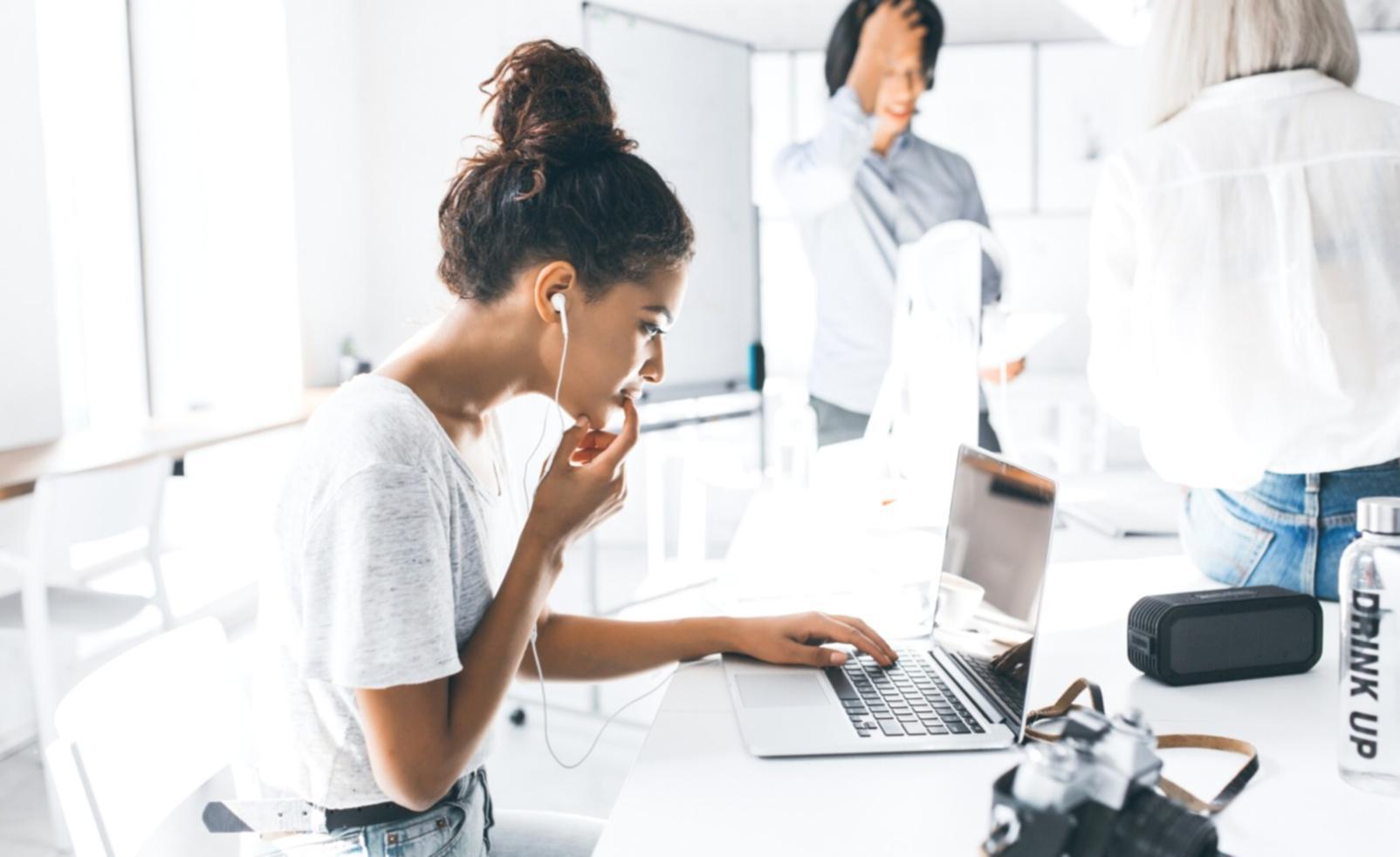 Planification financière avec calendrier et documents